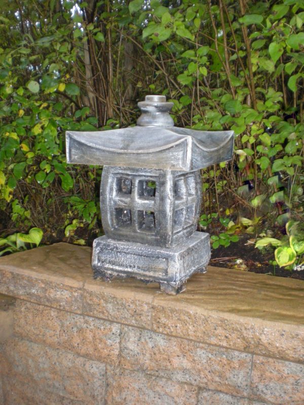 Lanterne carrée avec toit zen