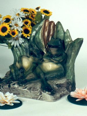 Statue de jardin de grenouilles et quenouille