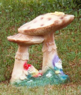 Statue de jardin de champignons avec lutins