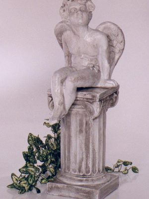 Statue de jardin d'ange assis sur une colonne