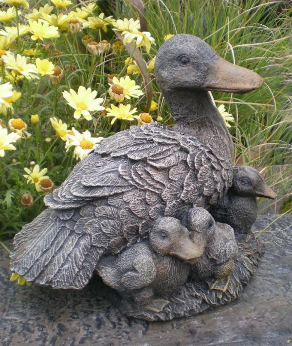 Statue de jardin de maman canard et 3 cannetons