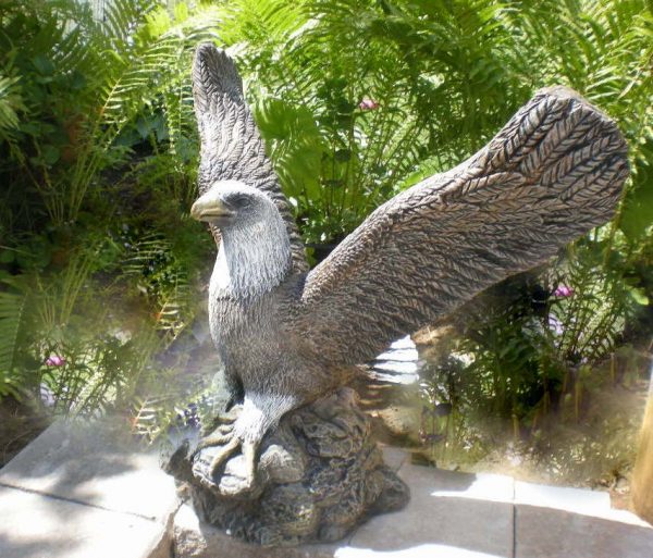 Statue de jardin d'aigle avec les ailes ouvertes