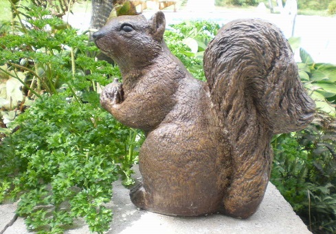 Statue de jardin ecureuil