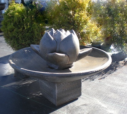 Fontaine avec fleur de lotus