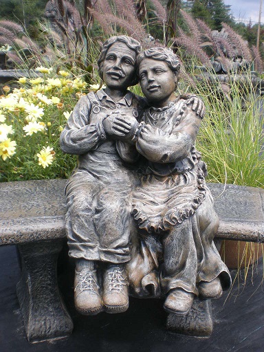 Statue de jardin - Vieux Couple assis sur banc