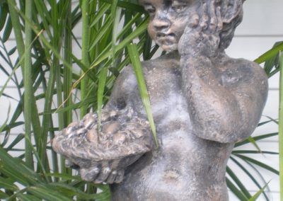 Sculpture d'ange avec fruits